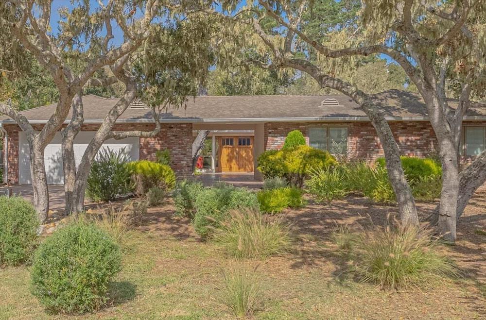 Pebble Beach Barking Seals - 5min Walk to the Beach! Exterior