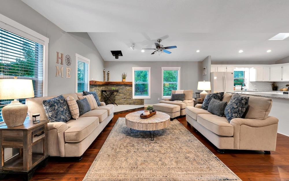 Charming Farmhouse Unplug Unwind Explore Waco Room