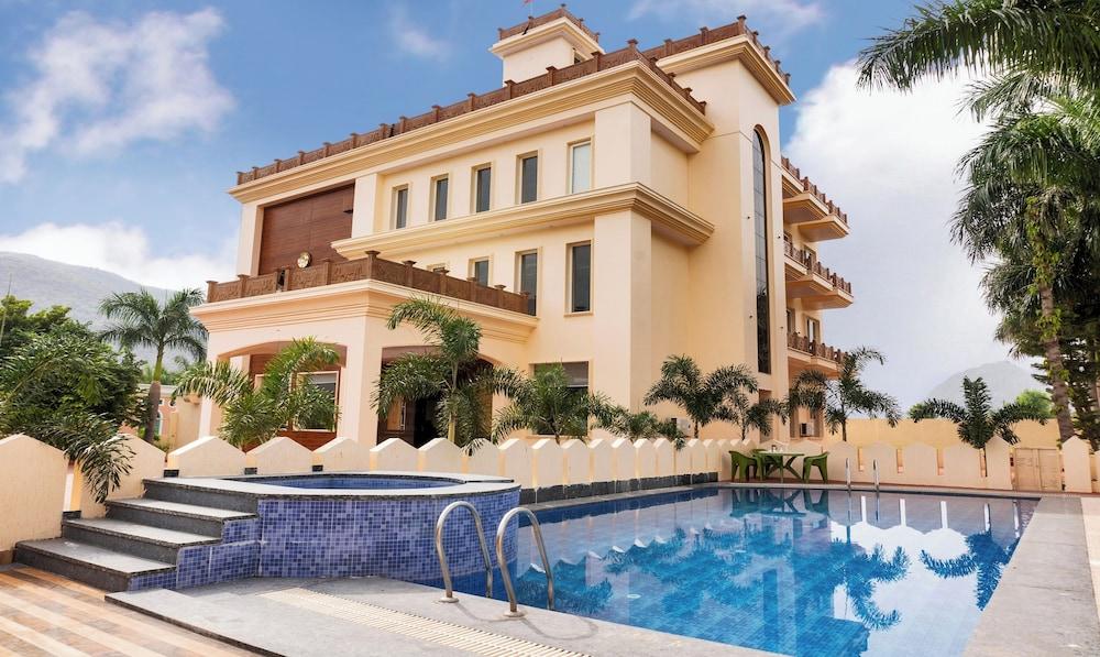 Treebo Premium Royal Amar With Mountain View,  2 Km From Pushkar Lake