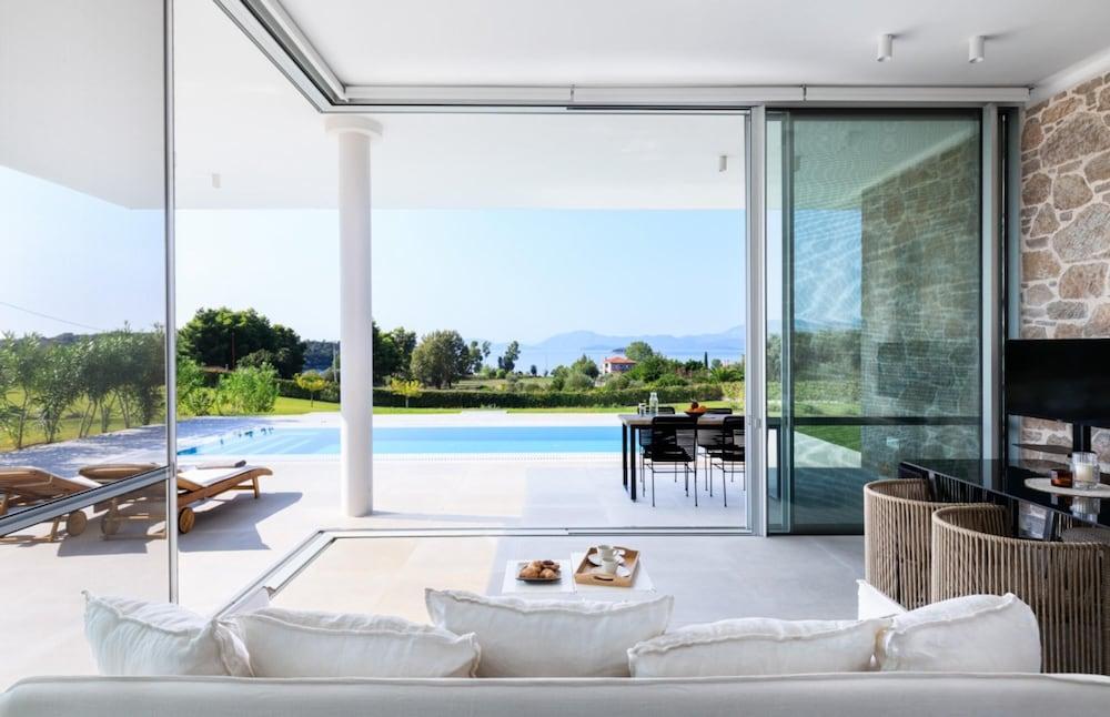 Varko - Apollo in Lefkada Room