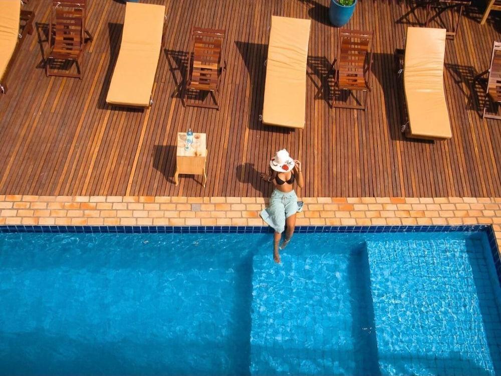 بوسادا بيلا مار بريا حمام سباحة على السطح