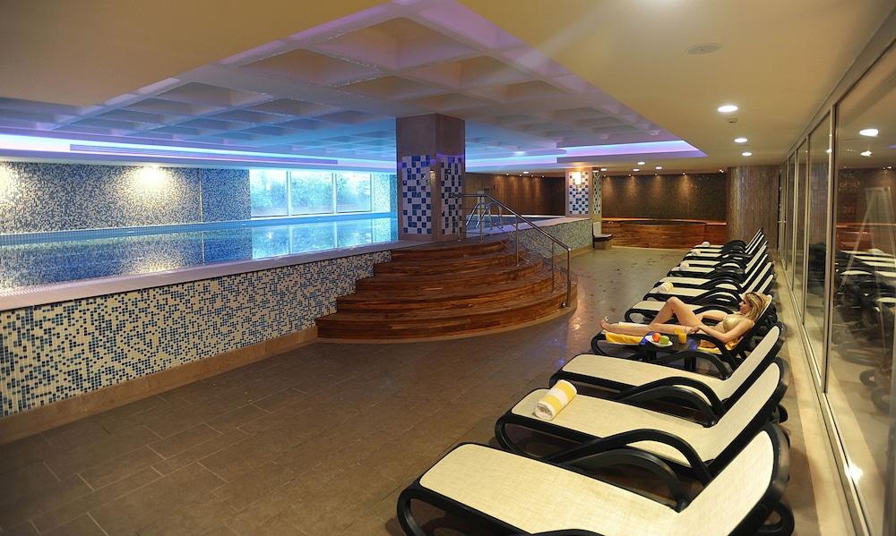 Titanic Port Bakirkoy Indoor Pool
