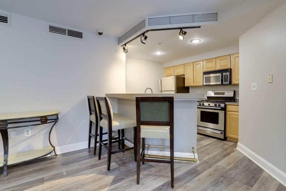 Fantastic Apt with City View at Ballston Lobby