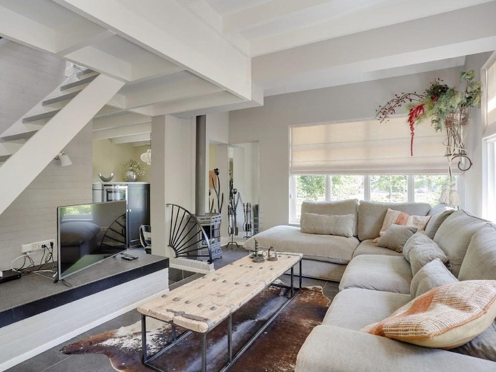 فيلا إن نيثرلاندز ويذ سونا آند كومفرت