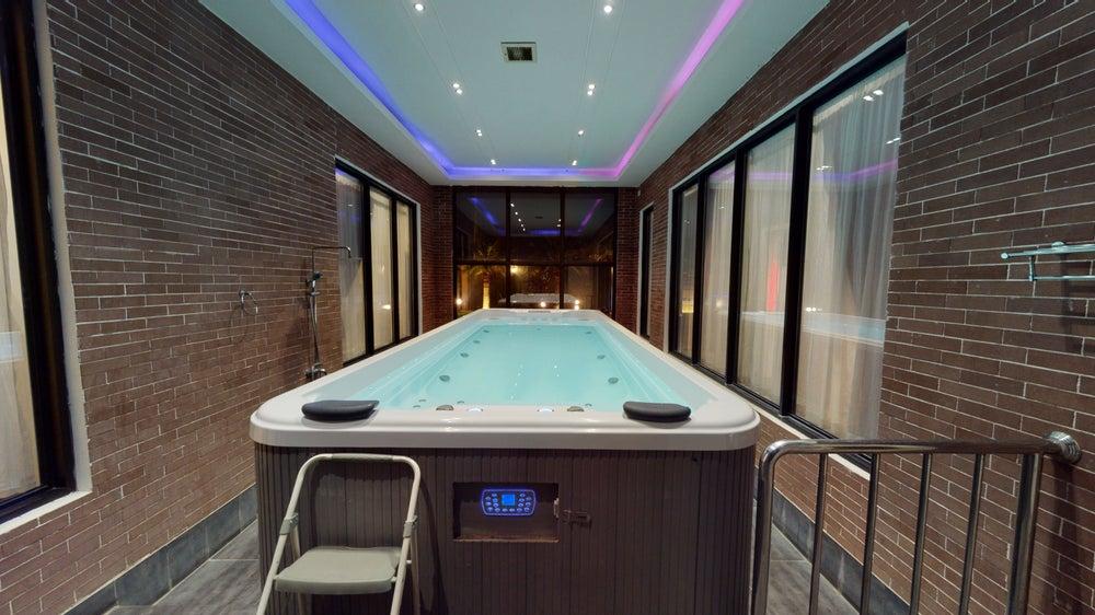 Amazing Chalet with Jacuzzi | 528