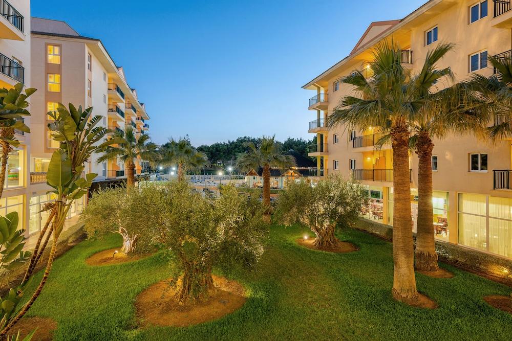 Aparthotel Can Picafort Palace Exterior