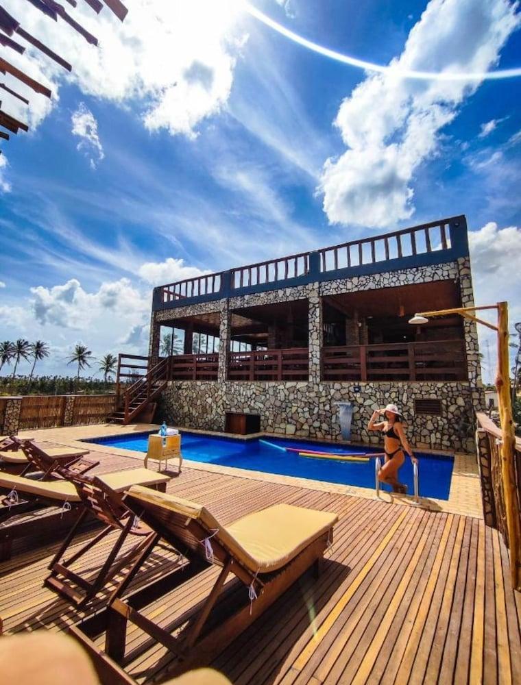 بوسادا بيلا مار بريا حمام سباحة على السطح