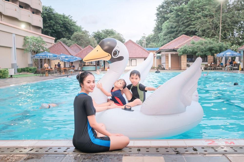 Sunlake Waterfront Resort and Convention Outdoor Pool