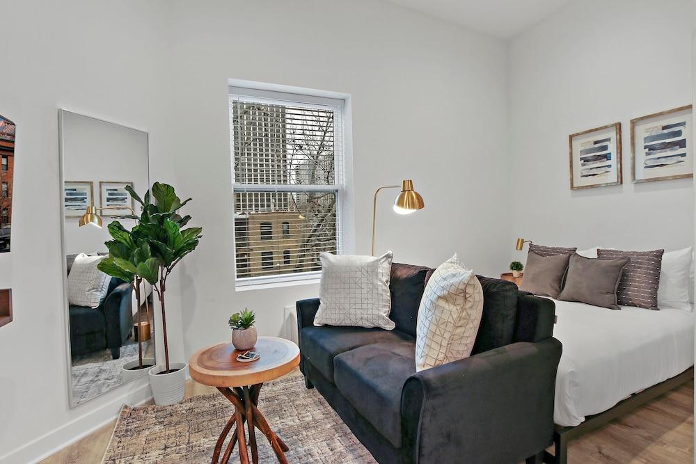 إيليت ستوديو أ امنت نير شوبس إن أبتاون