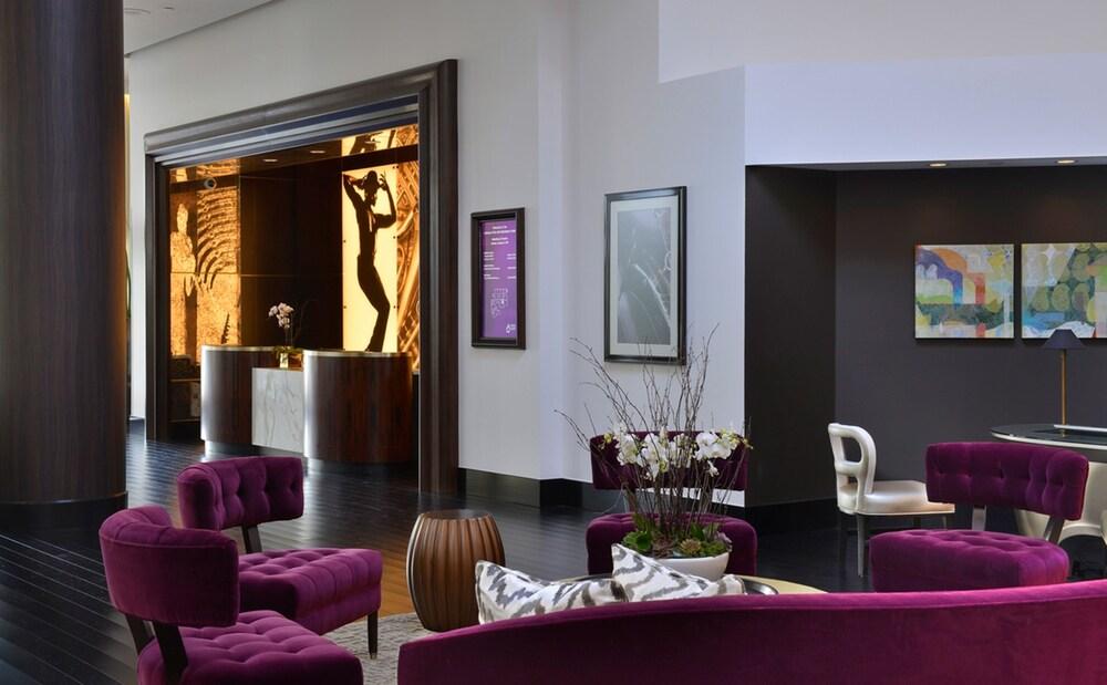 أفينيو أوف ذي آرتس كوستا ميسا، إيه تريبيوت بورتفوليو هوتل داخلي