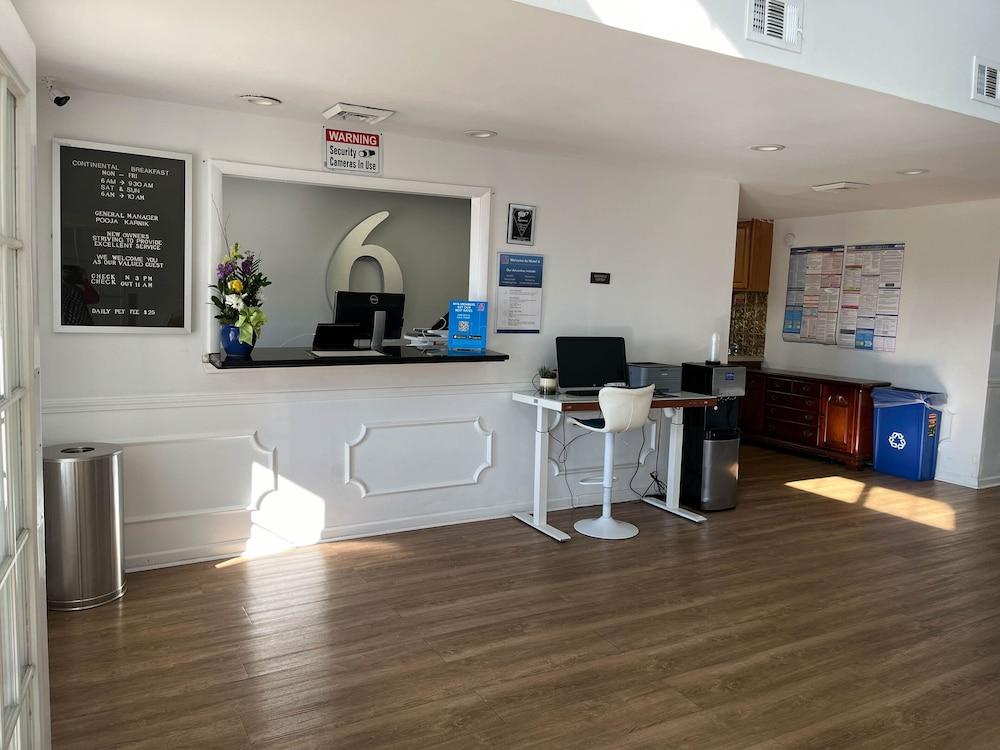 Motel 6 Georgetown, SC - Marina Lobby