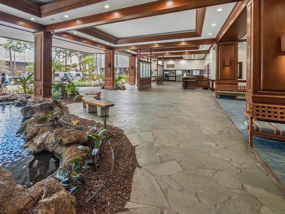 High Floor Ocean View Condo with 2 Double Beds Lobby Sitting Area