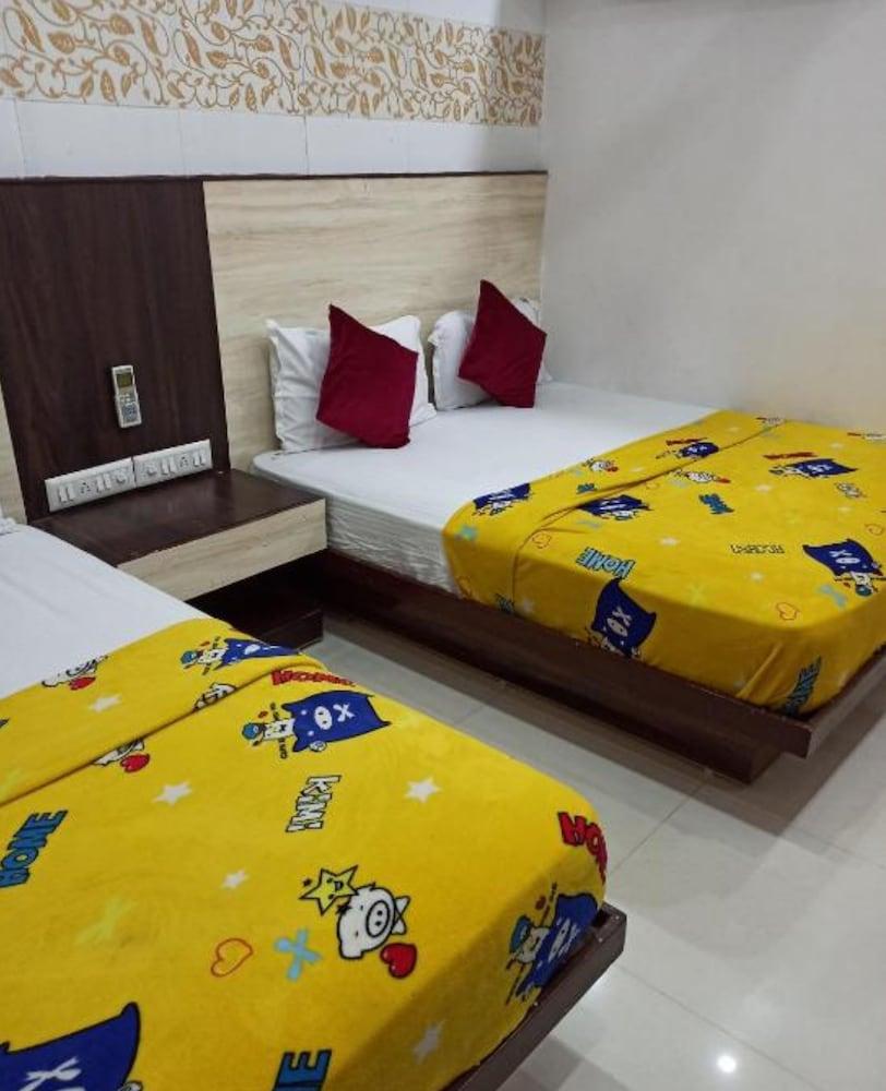 Goroomgo Sanskar Guest House Ahmedabad Room
