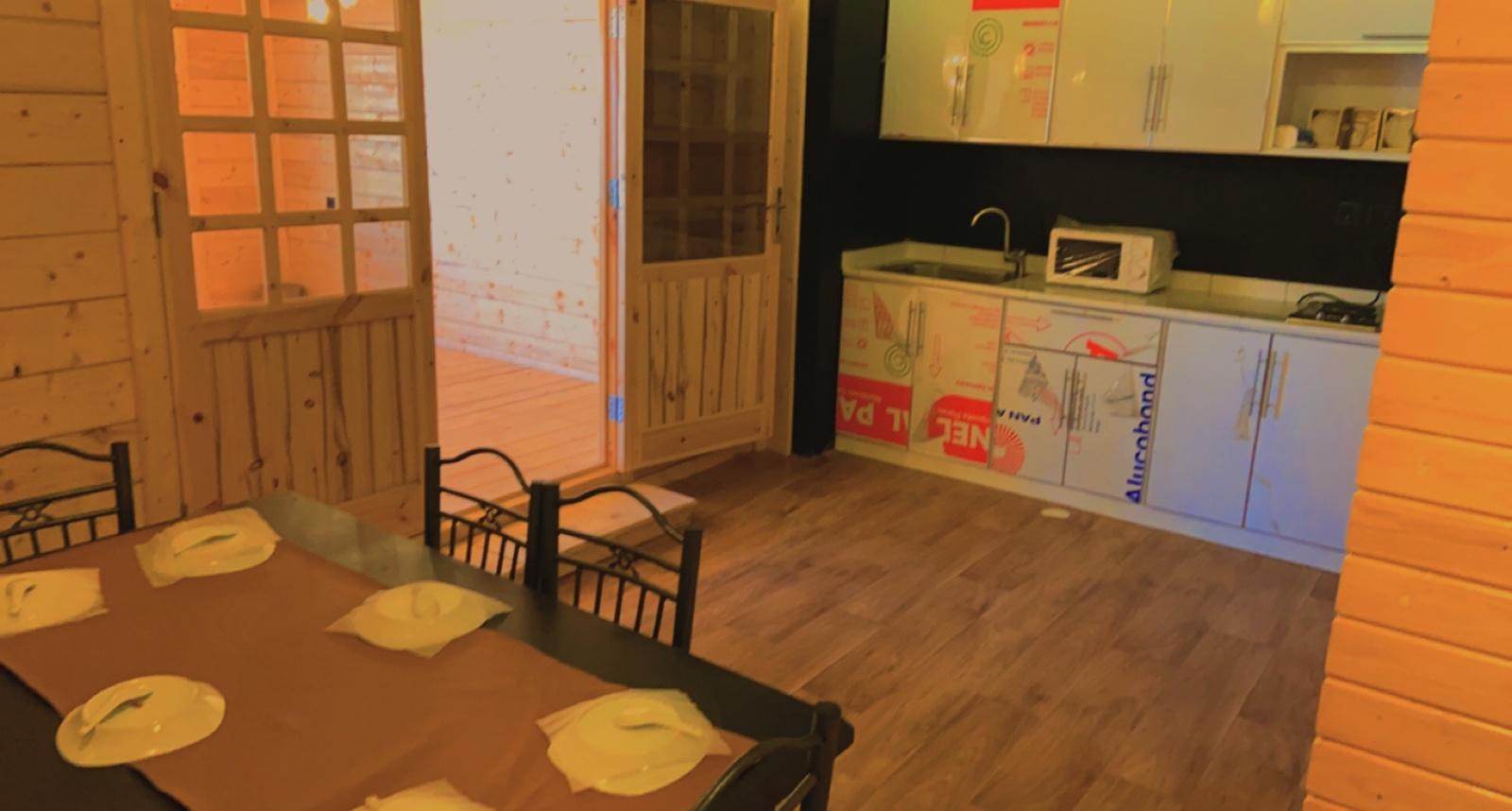 شاليه بتصميم مريح ومسطحات خضراء | 3264 تناول الطعام