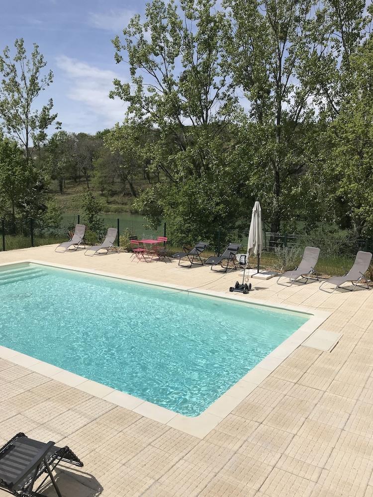 دومين دو بوزلوند - بيوت حمام سباحة مكشوف