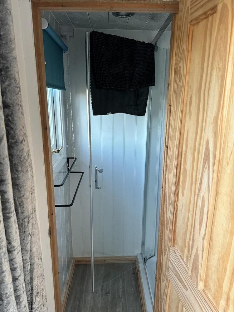 ستنينج 1 بدم تشاليت إن مابليثورب حمام