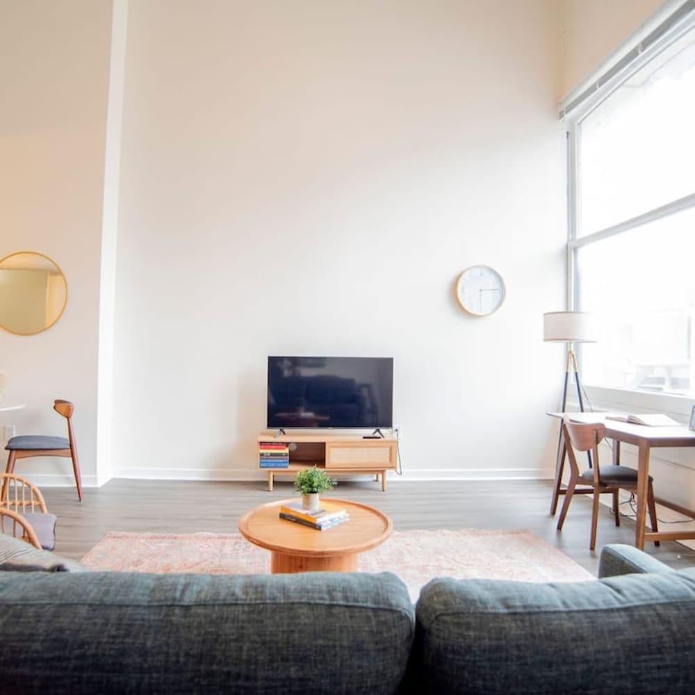 3BR Cozysuites The Block Direct Skybridge Access1 Room
