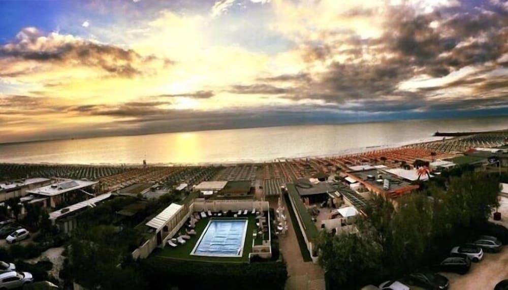 هوتل ميامي بيتش