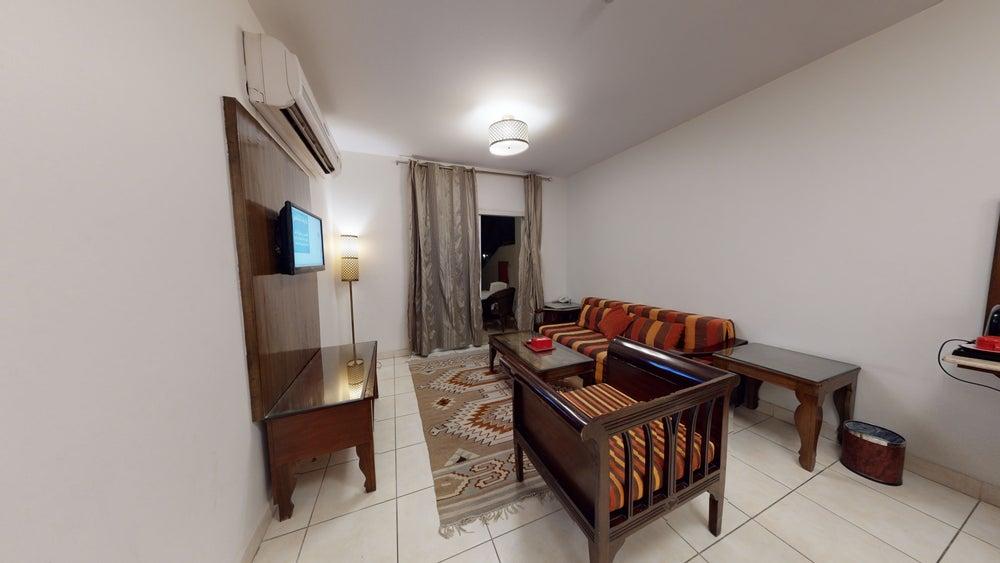 Elegant Chalet with Comfortable and Simple Furniture | 1000
