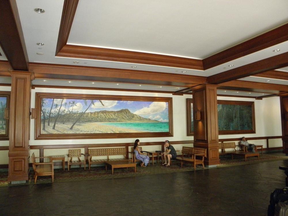 High Floor Mountain View with King or Queen Bed and Parking Lobby Sitting Area