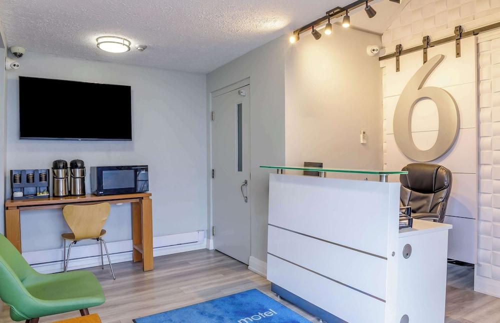 Motel 6 Niagara Falls, ON – Near the Falls Lobby