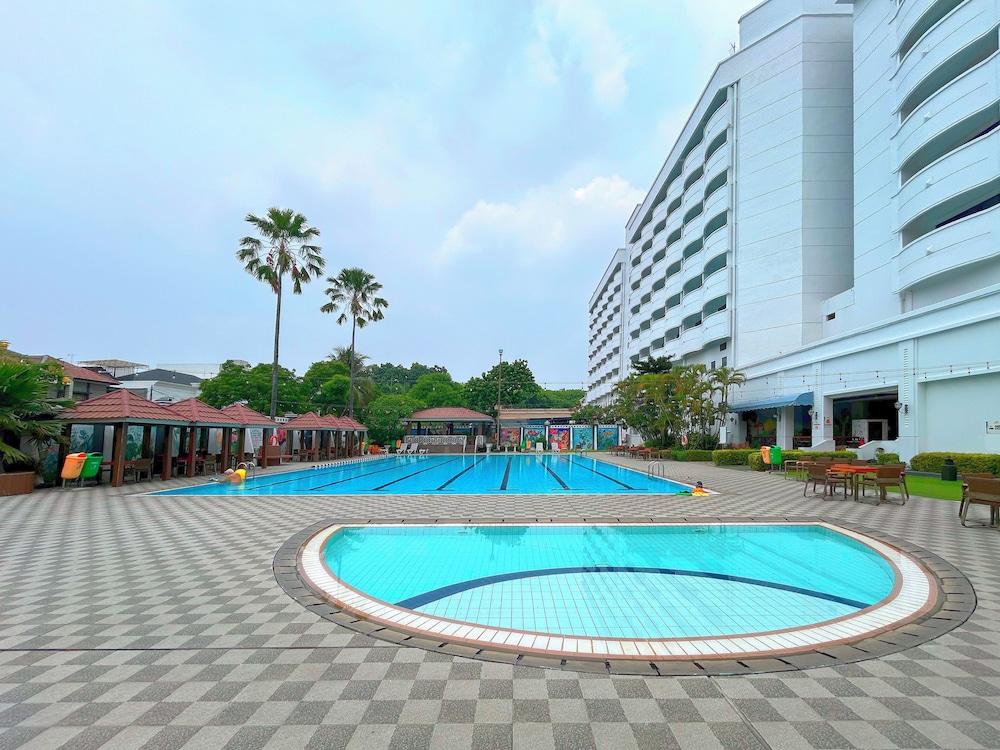 Sunlake Waterfront Resort and Convention Outdoor Pool