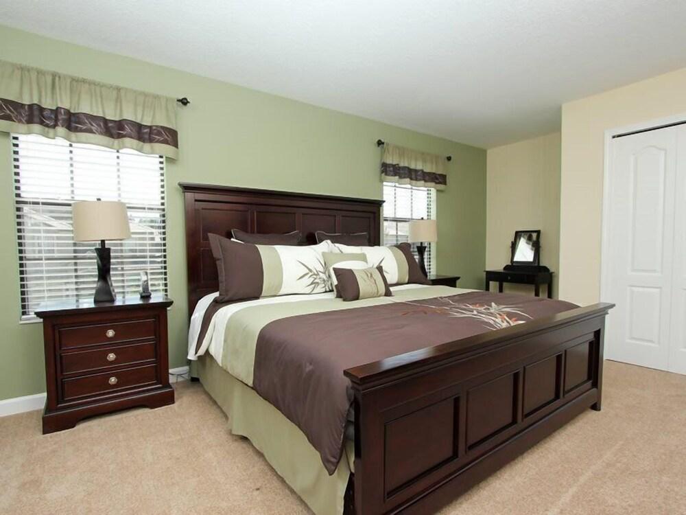 6BR 6BA Pool Home In ChampionsGate Room