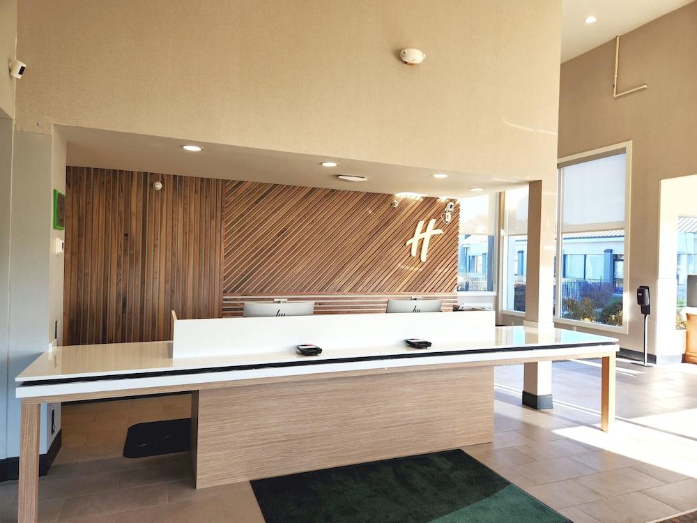 هوليداي إن أونتاريو باي آيتش جي الردهة