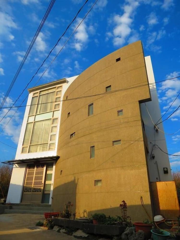 Hong Hu Ju Captain Sung's House Featured Image