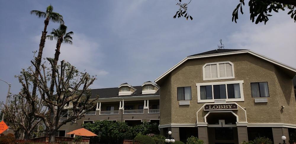 Oak Tree Inn Exterior