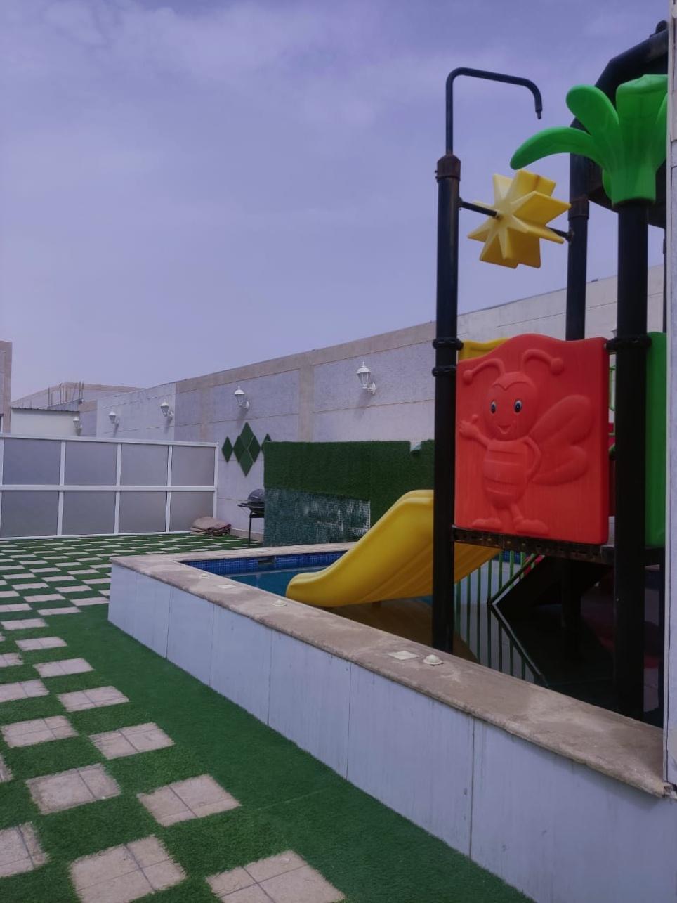 شاليه بتصميم مريح بمسبح وألعاب مائية | 3623 زحليقة مائية