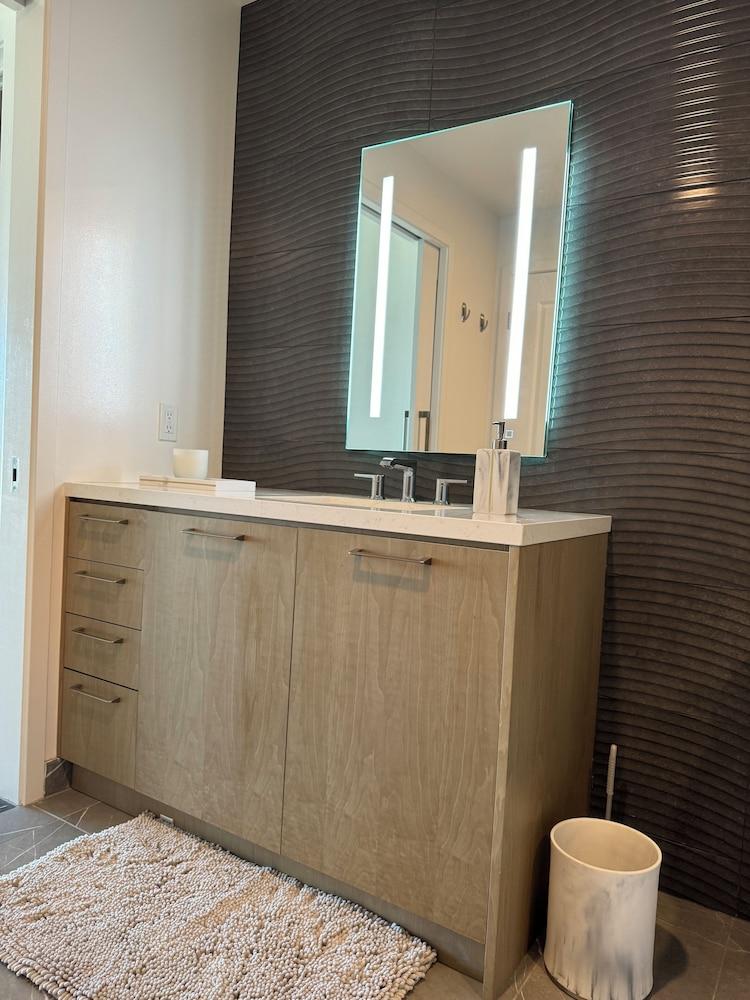 ريلاكس أون برودواي ويذ إيه فيو حمام