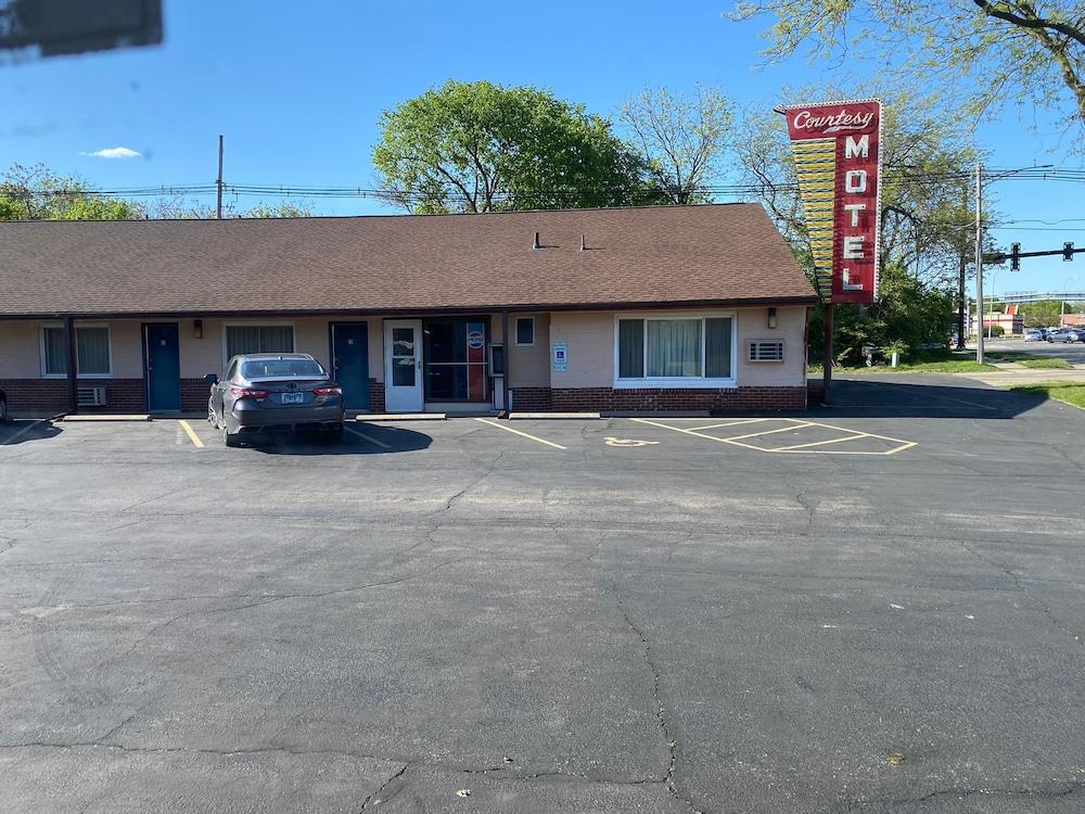 Courtesy Motel Exterior