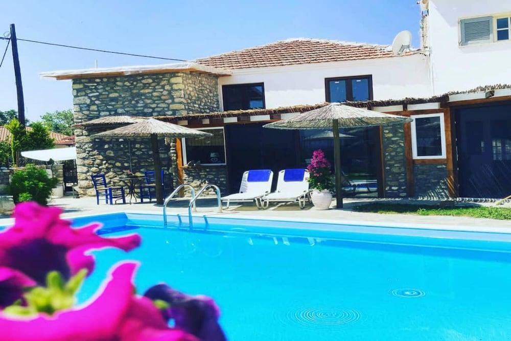 Alexander Summer Getaway With Pool Featured Image