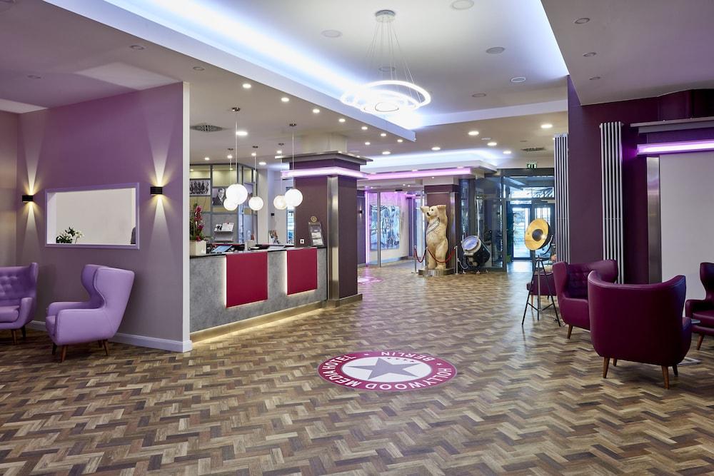 هوليوود ميديا هوتل الردهة