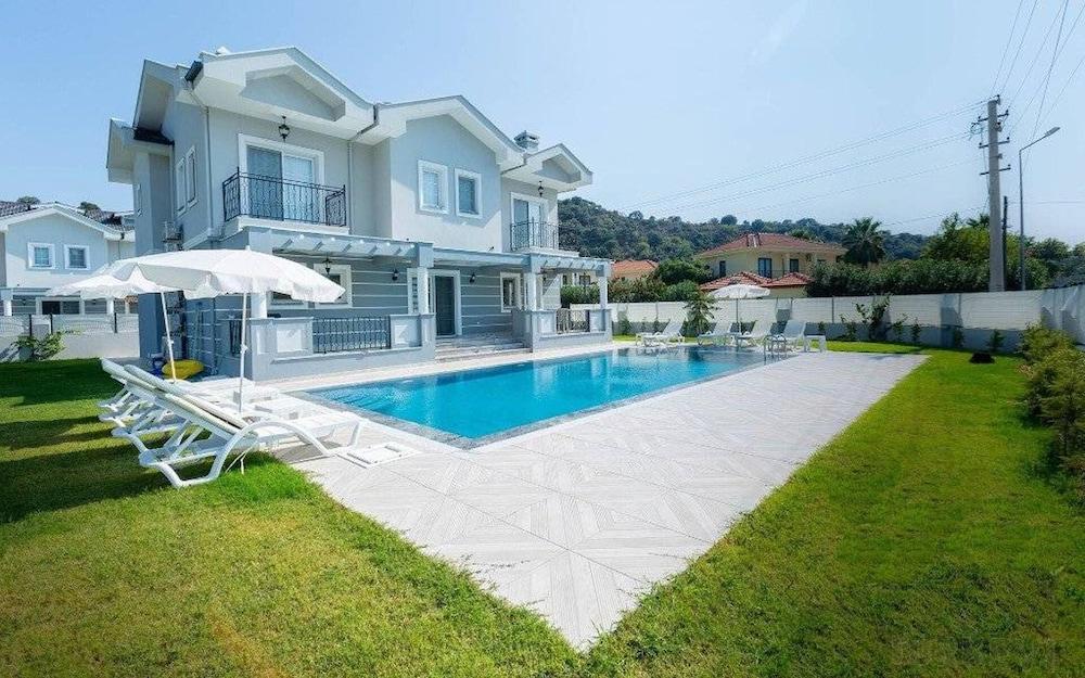 كابتيفاتينج 6 بد فيلا هانيميلي داليان زحليقة مائية