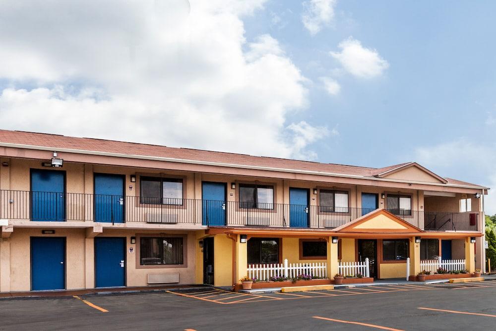 Red Carpet Inn Exterior