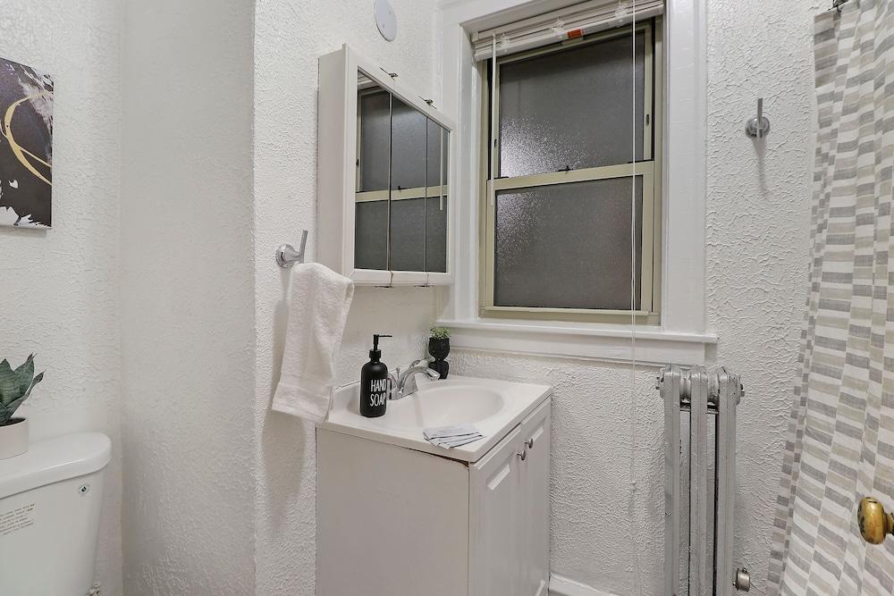 1BR Portage Park Apt in Montrose Bathroom