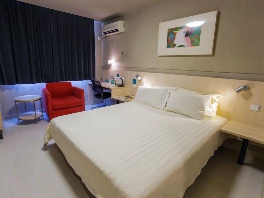 جنجيانج إن تشوجي تراين ستيشن