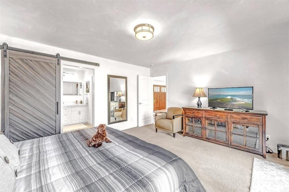 Pebble Beach Barking Seals - 5min Walk to the Beach! Room