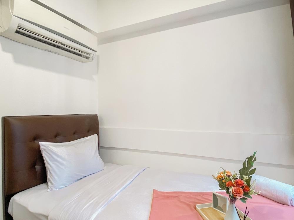 Homey And Spacious 2Br At Meikarta Apartment Room