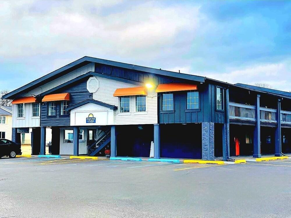 Days Inn & Suites by Wyndham Port Huron