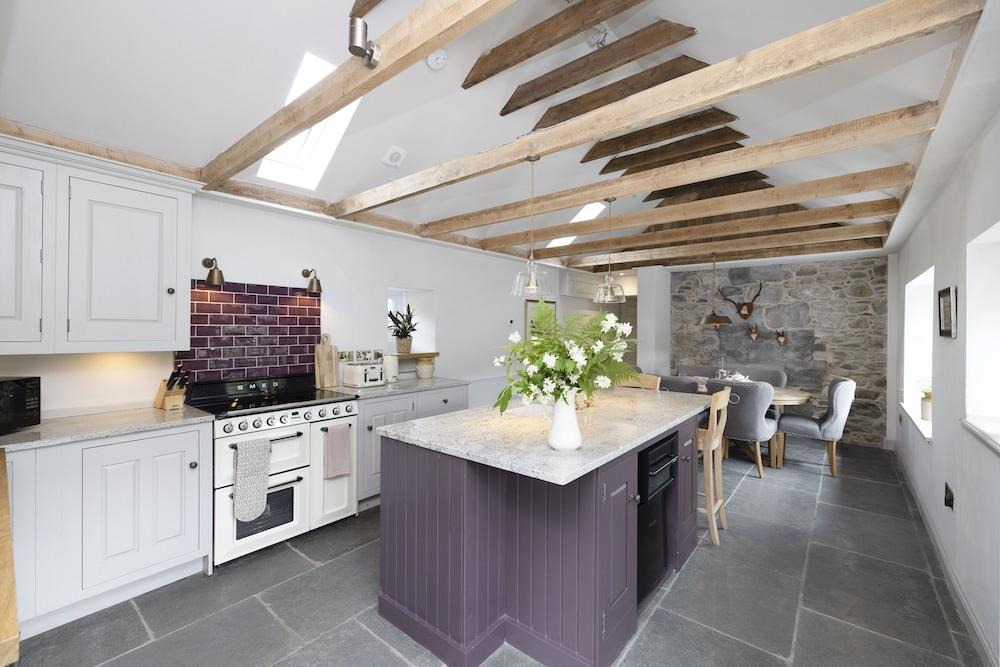 JOIVY Exceptional Cottage W/ Stunning Country Views Featured Image