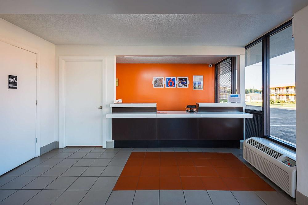Studio 6 Suites Perry, GA Lobby