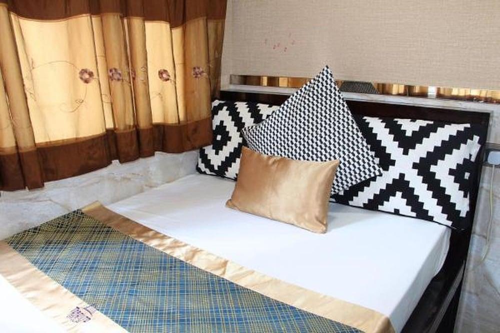 Room in Guest Room - Cozy Standard Double Room With Garden and Wifi Room