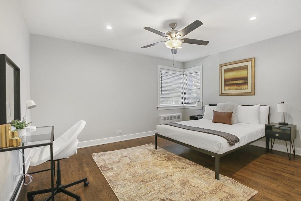 2BR Rogers Park Apt in Sheridan Room