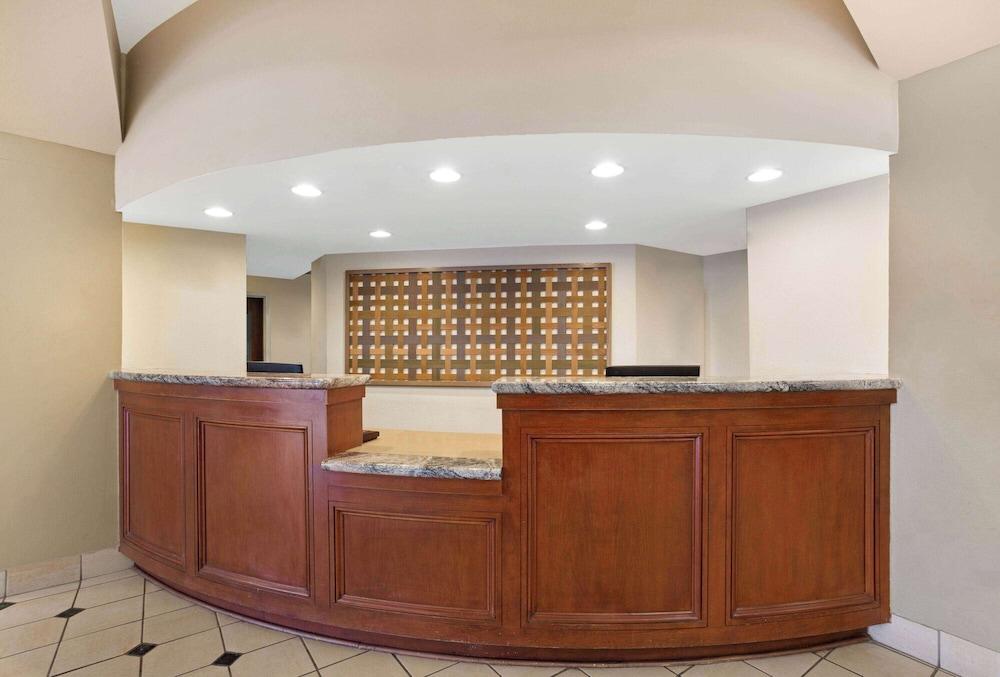 لا كينتا إن آند سويتس باي ويندام نيو هافين