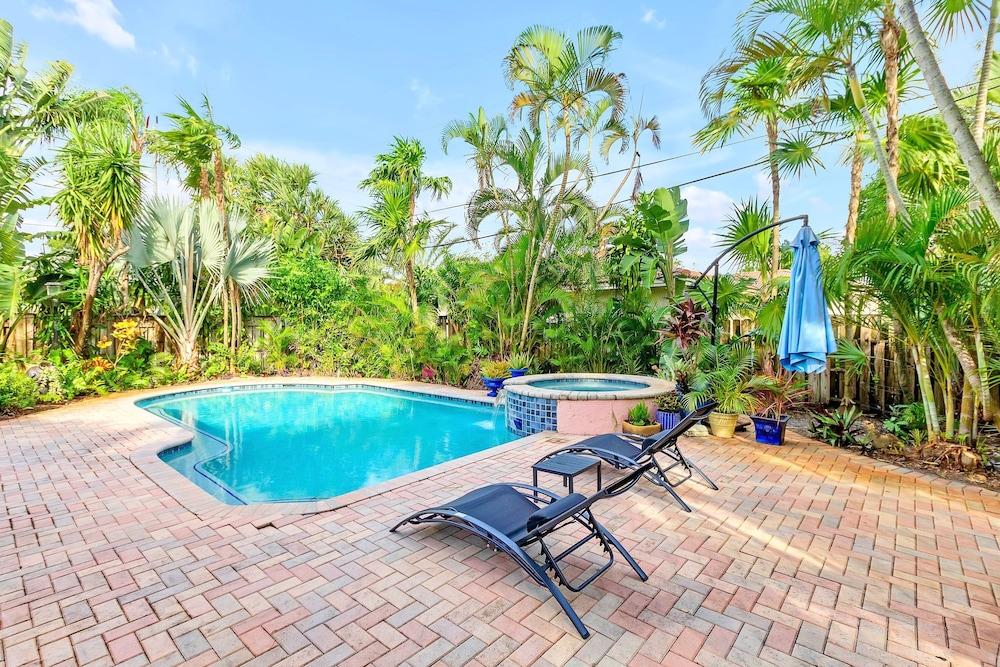 Chic 3BR Sanctuary Steps From The Drive Paradise Room