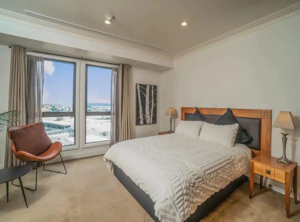 Spacious 1BR Apt Parking+Gym+Pool Zodiak Stays Room
