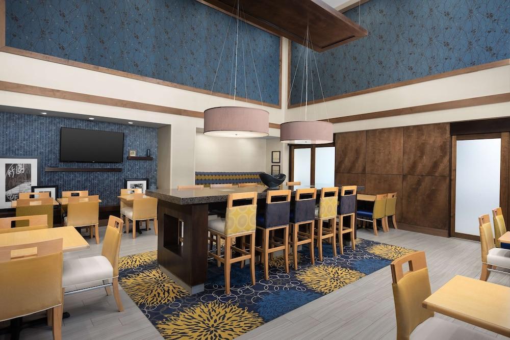 هامبتون إن سيراكيوز كلاي